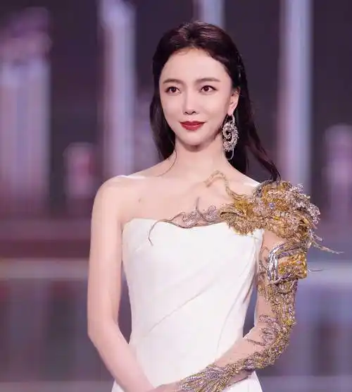 王珞丹和赵小棠妈妈相差十岁,网友戏称"继母"关系引热议