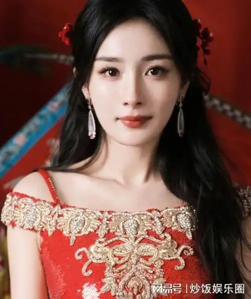 杨幂央视春晚造型定妆照曝光身穿新中式旗袍头戴红色簪花很美