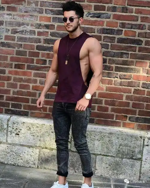 肌肉男都流行侧乳装了,哈哈哈