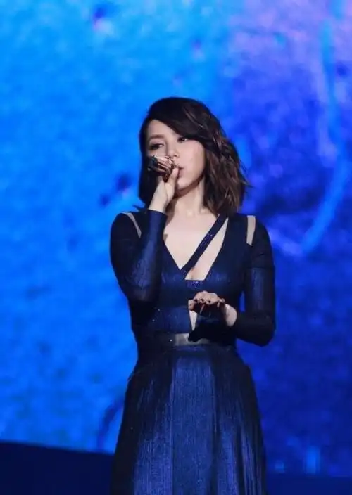 邓紫棋真自信穿v领开到腰小身材大能量