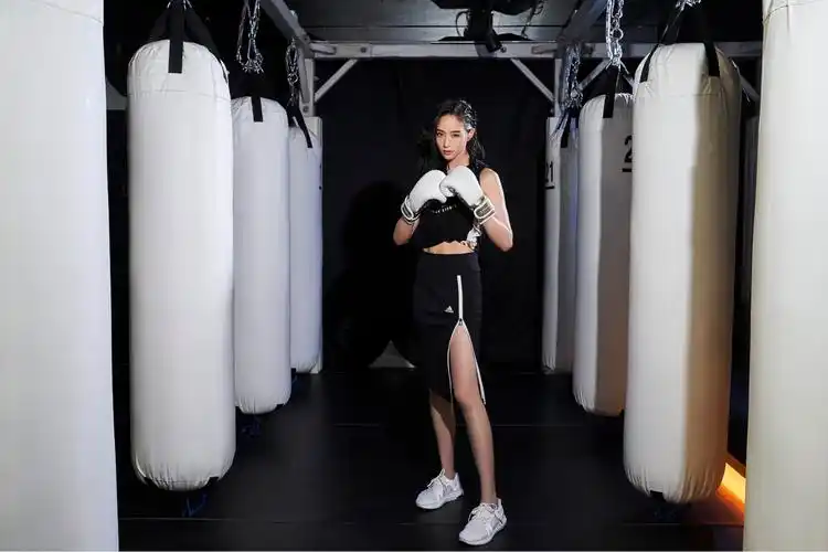 近日,张钧甯现身某活动现场,身无袖修身t恤下搭运动短裙