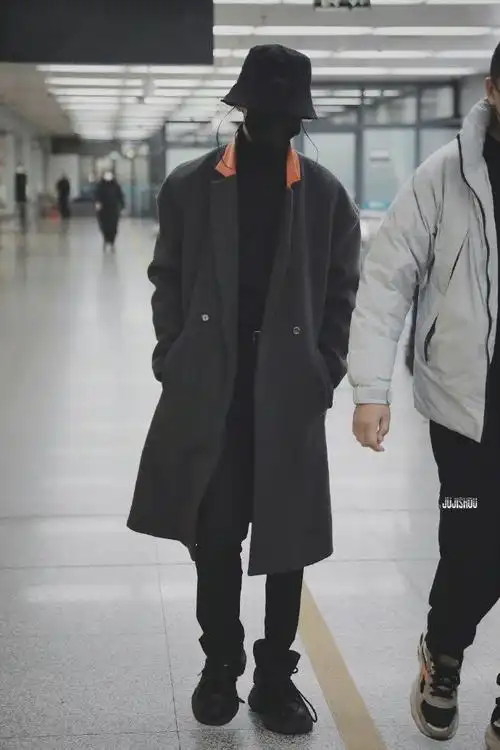 马嘉祺机场出发饭拍黑色大衣造型好帅气,小马和大衣适配度满分!