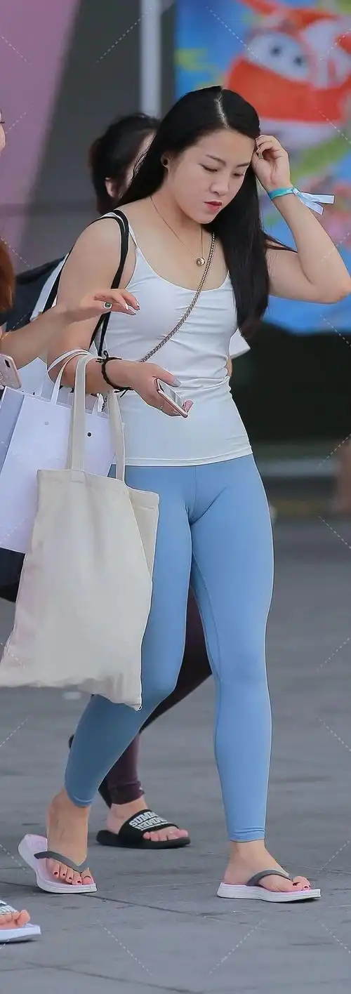 街拍:微胖紧身裤小姐姐,清新甜美又不失霸气