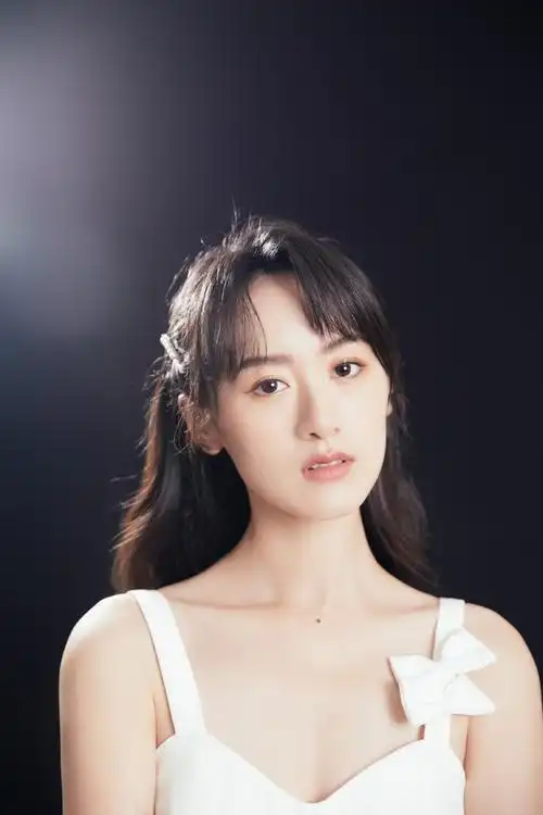 袁冰妍吊带白裙性感写真图片