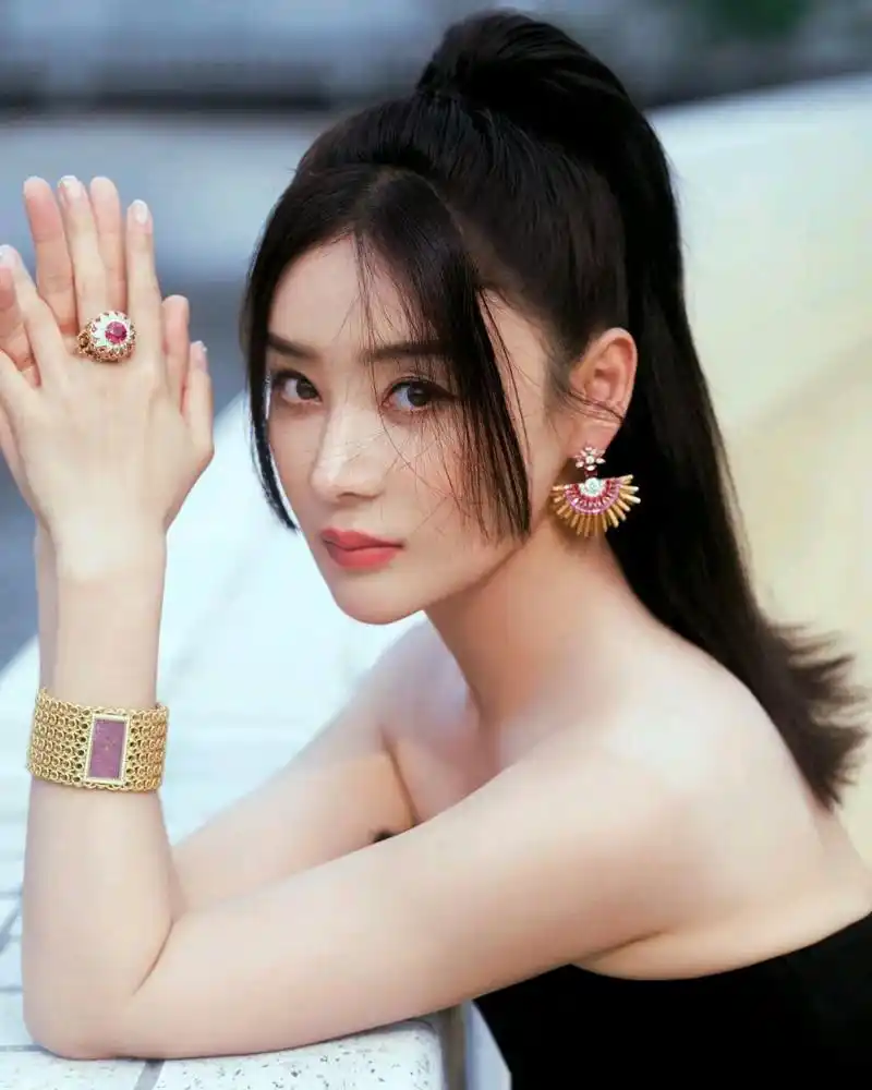 袁姗姗一袭黑色礼服搭配高马尾造型美艳动人#娱乐大赏# #娱乐明星