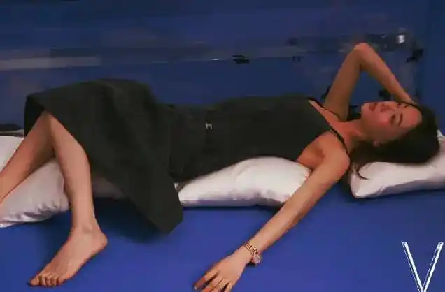 吴谨言拍摄春日梦幻大片眼神慵懒松弛感满满