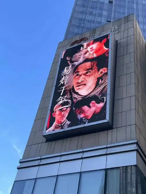 王俊凯易烊千玺牵手错位图