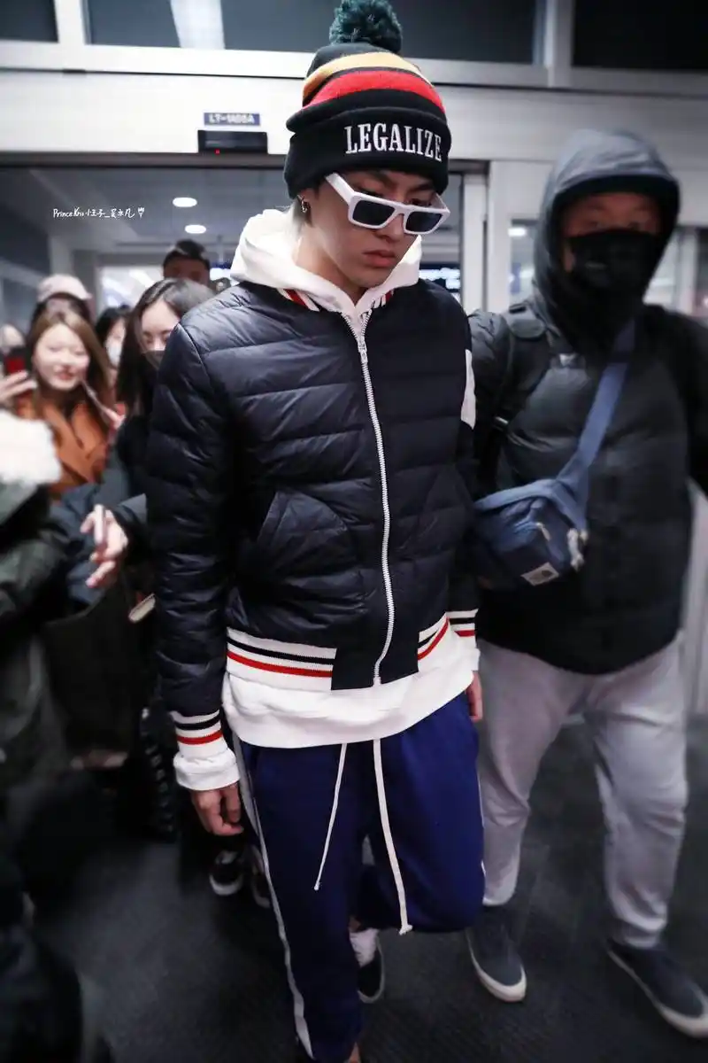 吴亦凡洛杉矶明尼苏达州,毛线帽 羽绒衣从头包到脚演绎冬日酷boy穿搭