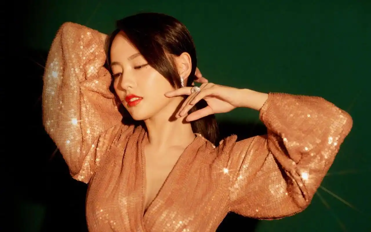 张嘉倪妩媚动人写真图片桌面壁纸