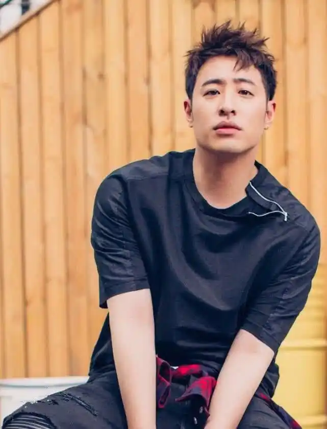 38岁潘玮柏遭表白中分旧照青涩十足网友原来你是这样的潘帅