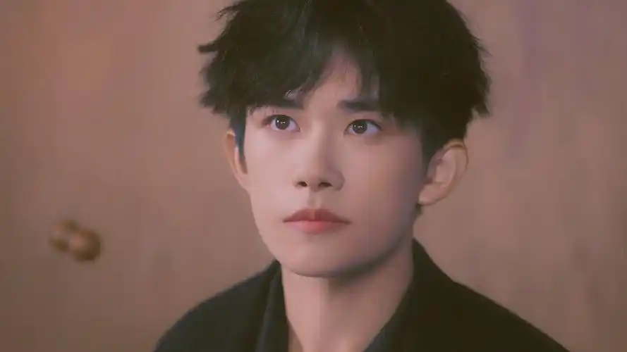 有人能发发易烊千玺照片吗我想要做电脑屏保但选了好久都选不好一张