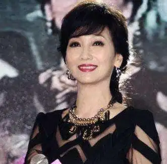 《在剧中扮演许仙的演员名字叫做叶童,叶童出生于1963年的香港,叶童