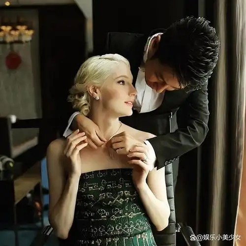 他们在2016年前往朝阳区民政局领取结婚证书,随后返回撒贝宁的家乡,在