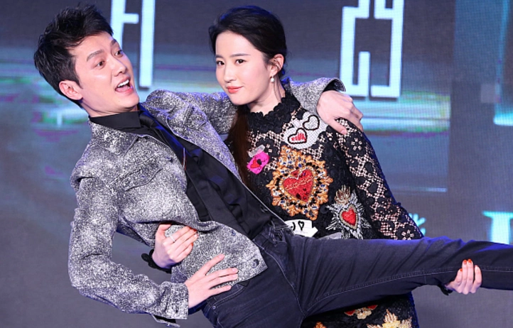 神仙姐姐男友力十足,刘亦菲公主抱冯绍峰,网友:胖了果然劲大