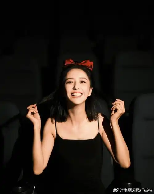 佟丽娅喜迎40岁生日穿吊带秀性感身材美貌封神前夫贴心送祝福