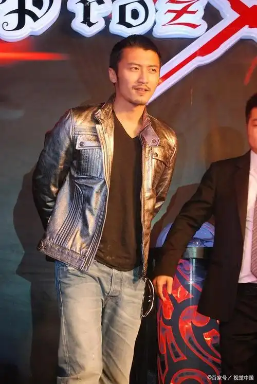 就在近日,谢霆锋的妹妹谢婷婷在个人的社交账号上晒出了全家一起跨年