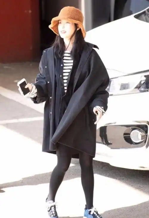 雪莉逝世后iu首现身,一头紫发配蓝衣紫裤佛系营业,状态仍然沉重