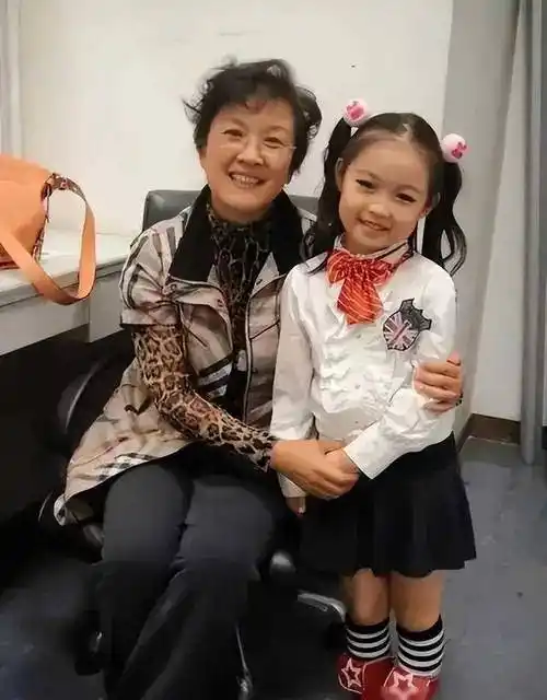 演员宋春丽:因拍戏终身不育,61岁如愿当上母亲,自称无怨无悔