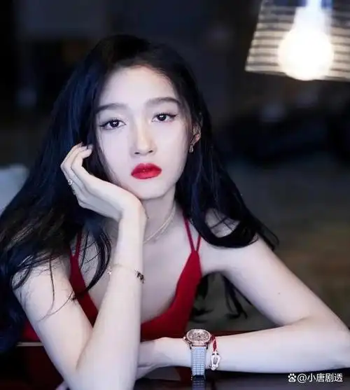 关晓彤才是"大号水蜜桃",一袭红裙前凸后翘,25岁女人味十足