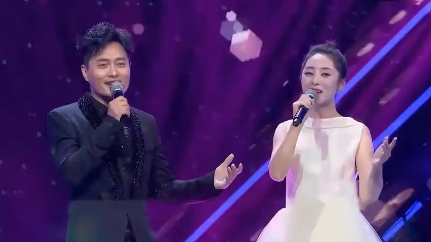 众星唱《花好月圆夜》,云飞带老婆深情演唱秒杀原唱,也太恩爱了
