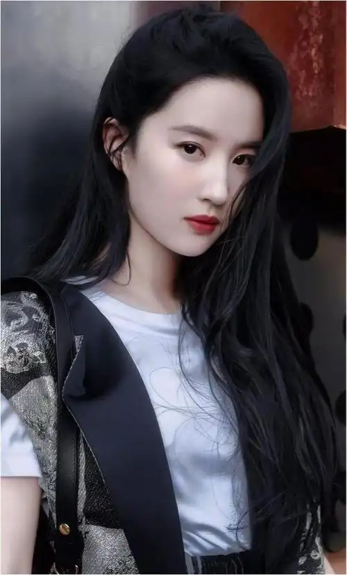 刘亦菲香港海洋公园被偶遇素颜状态超级好整个人仙气飘飘