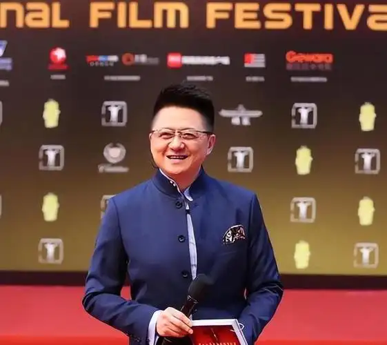 九转大肠受害者?为你揭秘"上海第一主持人"曹可凡的双面人生