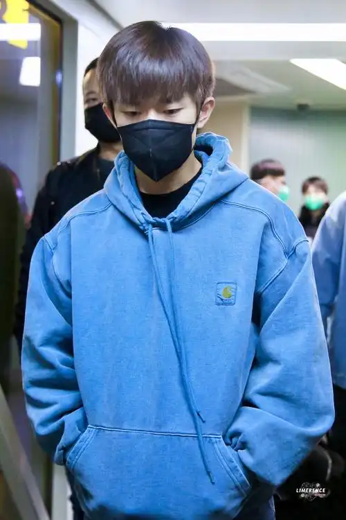 易烊千玺蓝色卫衣机场路透