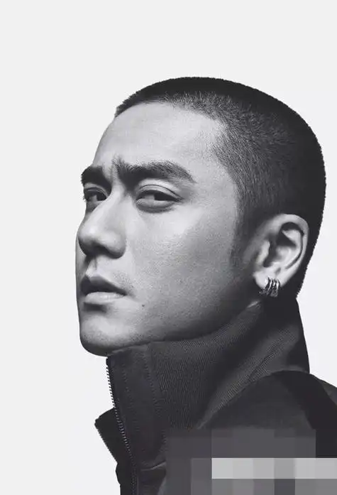 稳重男风范的板寸发,极短的头发透露出男生的帅气度,边界头发部分是