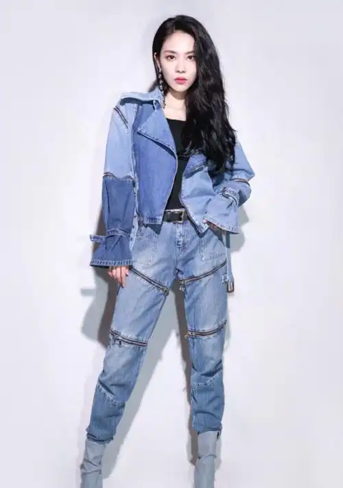 王霏霏其它时候的时尚穿搭吧,一件黑色的上衣搭配上一件蓝色的牛仔
