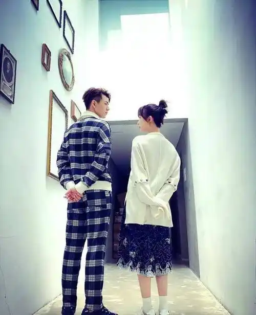 照片中,杨紫小鸟依人地紧挨着李现,用手比出"胜利"的姿势,脸上露出