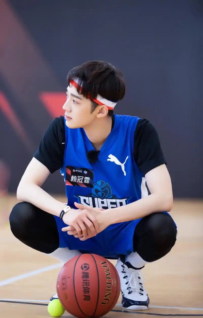 现实中的流川枫?篮球服 发带的赖冠霖就是球场上的焦点
