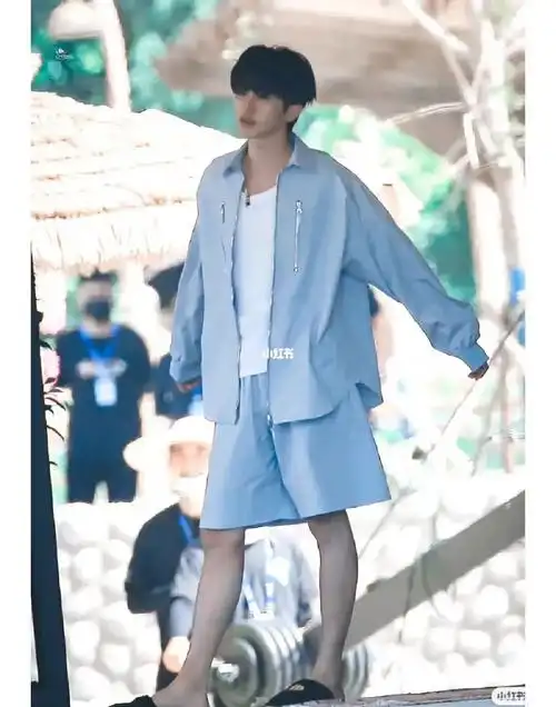 哈哈哈穿睡衣的坤坤一样好帅