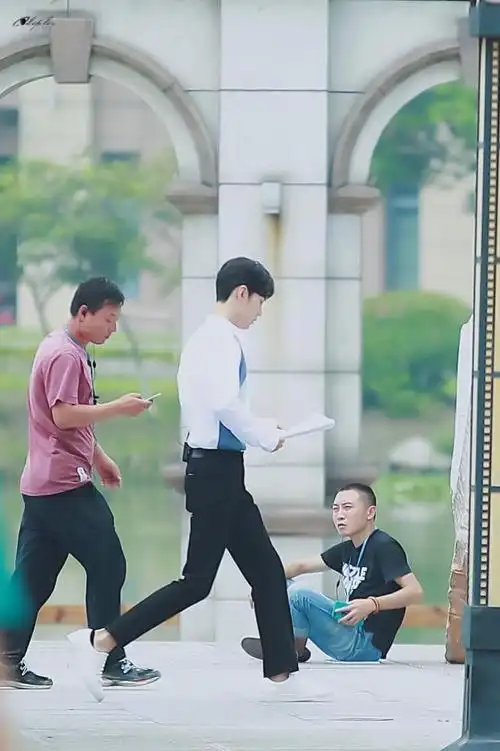 肖战"劈叉式走路",走路带风,酷帅有范儿