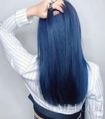 晴空奶霜发色晴空蓝在蓝色系中加入墨灰色,打造出雾感湛蓝色彩,非常