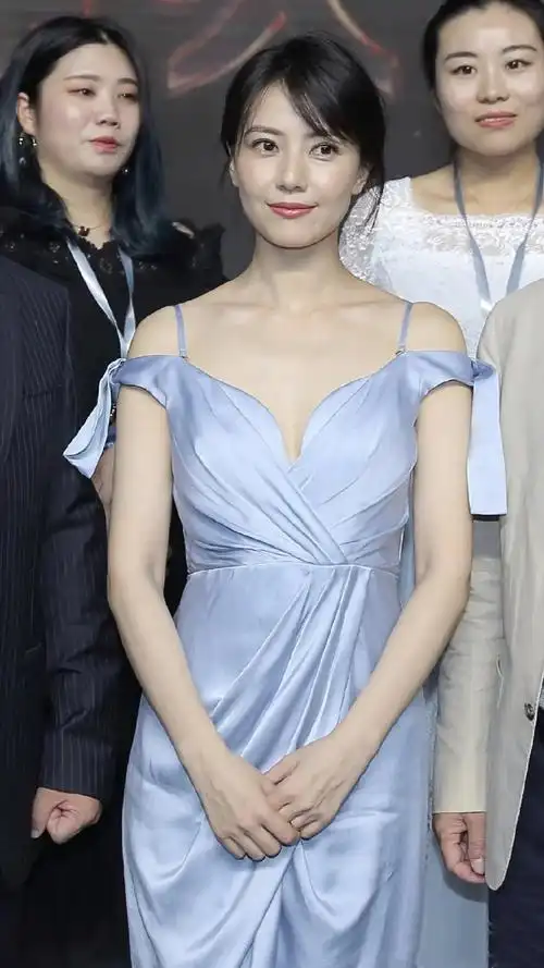 41岁高圆圆不老女神名副其实穿水蓝色短裙肌肤似雪真美