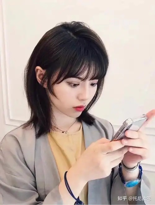 减龄发型2021最新,减龄发型2021最新短发,减龄发型2021最新中长卷发