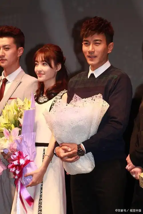 毛晓彤与张萌夫妇一同现身某餐厅聚餐,在场还有一位神秘男子的照片