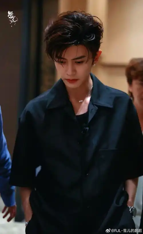 任嘉伦超话11    从热血乒乓小将,到爱岗敬业机场地勤,从积极选秀唱跳