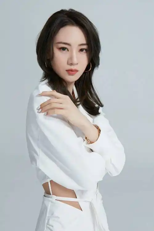 歌手王笠人亮相江苏卫视元宵晚会,《我们之间,我们之外》舞台梦回司藤