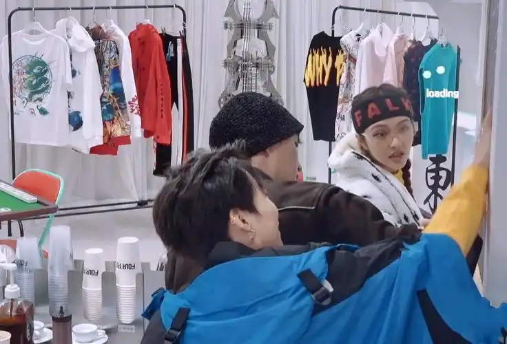 范丞丞突然搂住刘雨昕,而刘雨昕下意识反应,谈过恋爱的女孩都懂