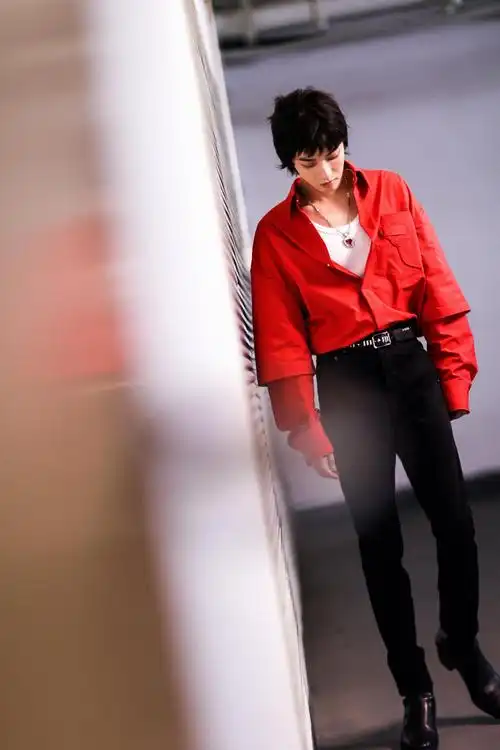 歌王华晨宇跨界探索之旅这次不是灵魂画手啦