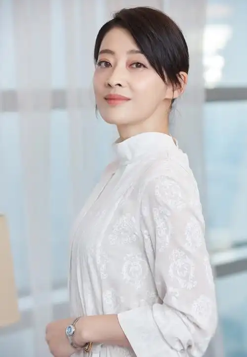 原创45岁的梅婷真抗老,穿白色衬衫搭配黑色宽松阔腿裤亮相,高贵减龄