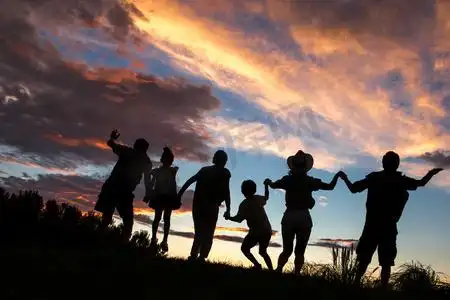 的一家三口手牵手走在花海里企业vip免费下载幸福的一家四口手牵手