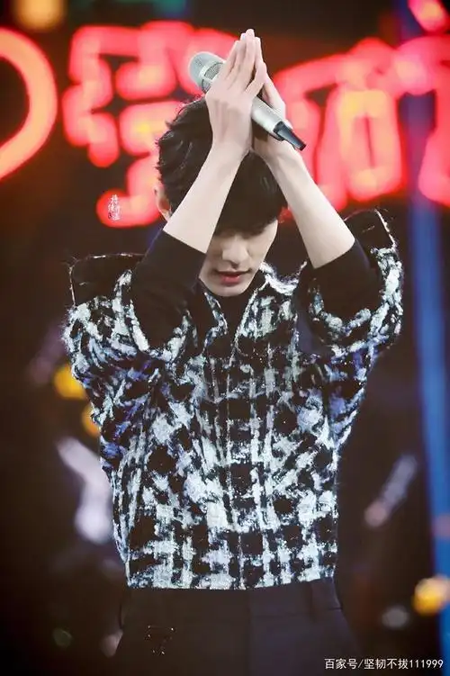 肖战双手合十,感恩之心无言以表