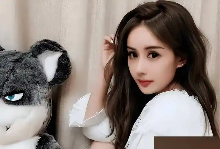 原创王思聪前女友小羽深夜直播情绪失控,被网友质疑不舍这段恋情