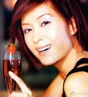 伍咏薇50岁像少女恋爱观奇葩自曝交过20位男友丈夫出轨无所谓