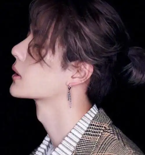 男星喉结有多吸引人?忍过了王一博,逃过了王俊凯,看到最后:想嫁!