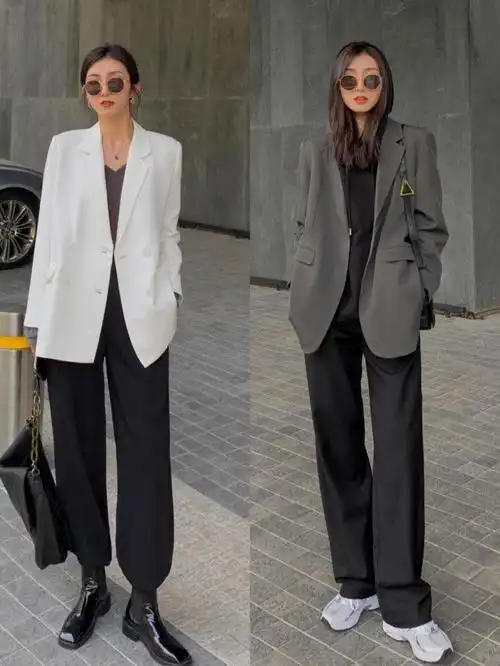 西装搭配同色系半身裙,也是很常用的职业装穿搭,并且裙装穿搭和裤装穿