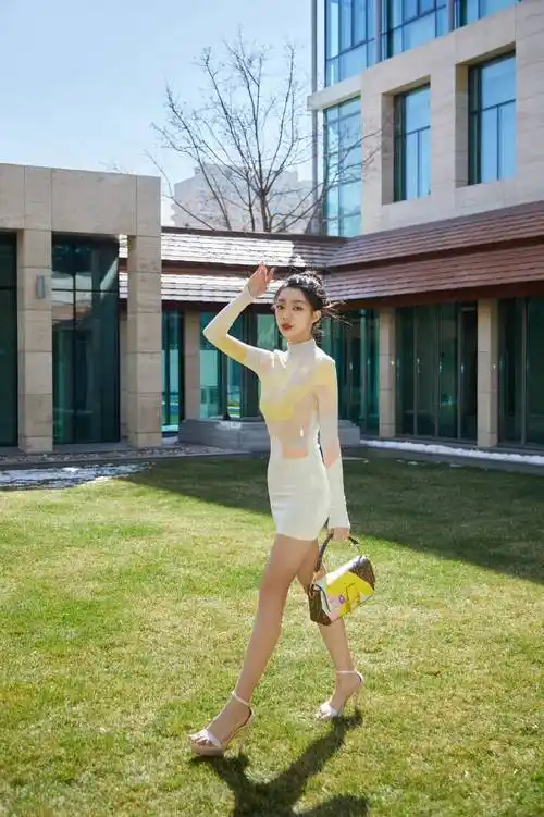 李紫婷包身短裙寒春氛围大片