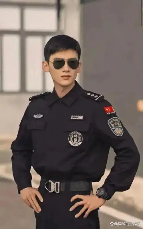 白敬亭把军装制服焊在身上成为娱乐圈中的真正服兵役男神,引发了广泛